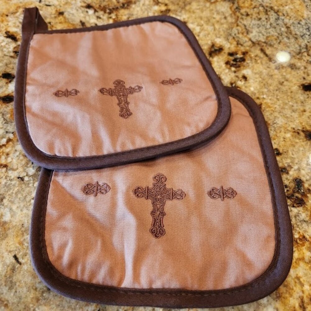 NWT- HiEnd Accents RUSTIC CROSS POT HOLDER (Pair)